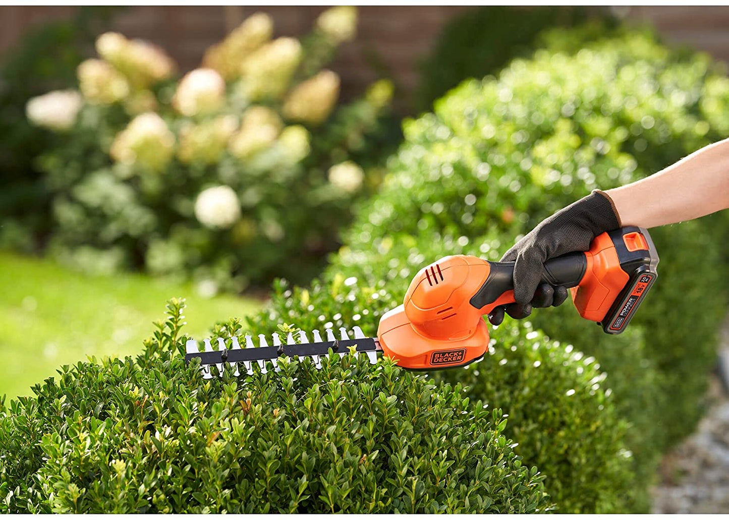 BLACK+DECKER BCSS18D1 Akku Strauchschere Grasschere Heckenschere 18V 2Ah mit Akku