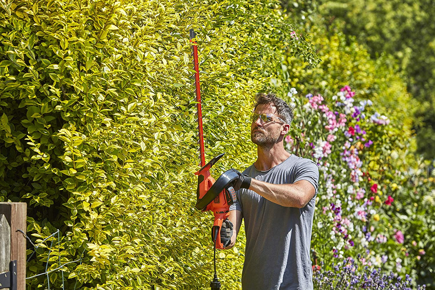 BLACK+DECKER BEHTS551 Elektro Heckenschere 650W 60cm bis 25 mm mit Schutzhülle
