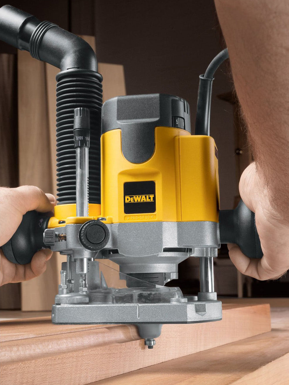 DeWALT DW621K Elektronik Oberfräse 1100W mit Koffer & Parallelanschlag