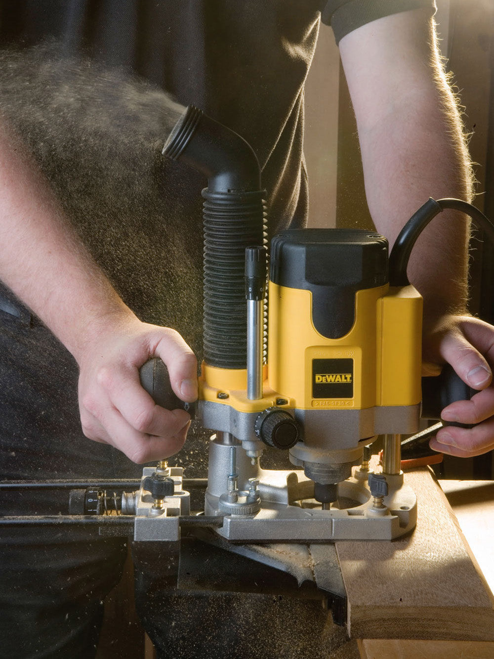 DeWALT DW621K Elektronik Oberfräse 1100W mit Koffer & Parallelanschlag