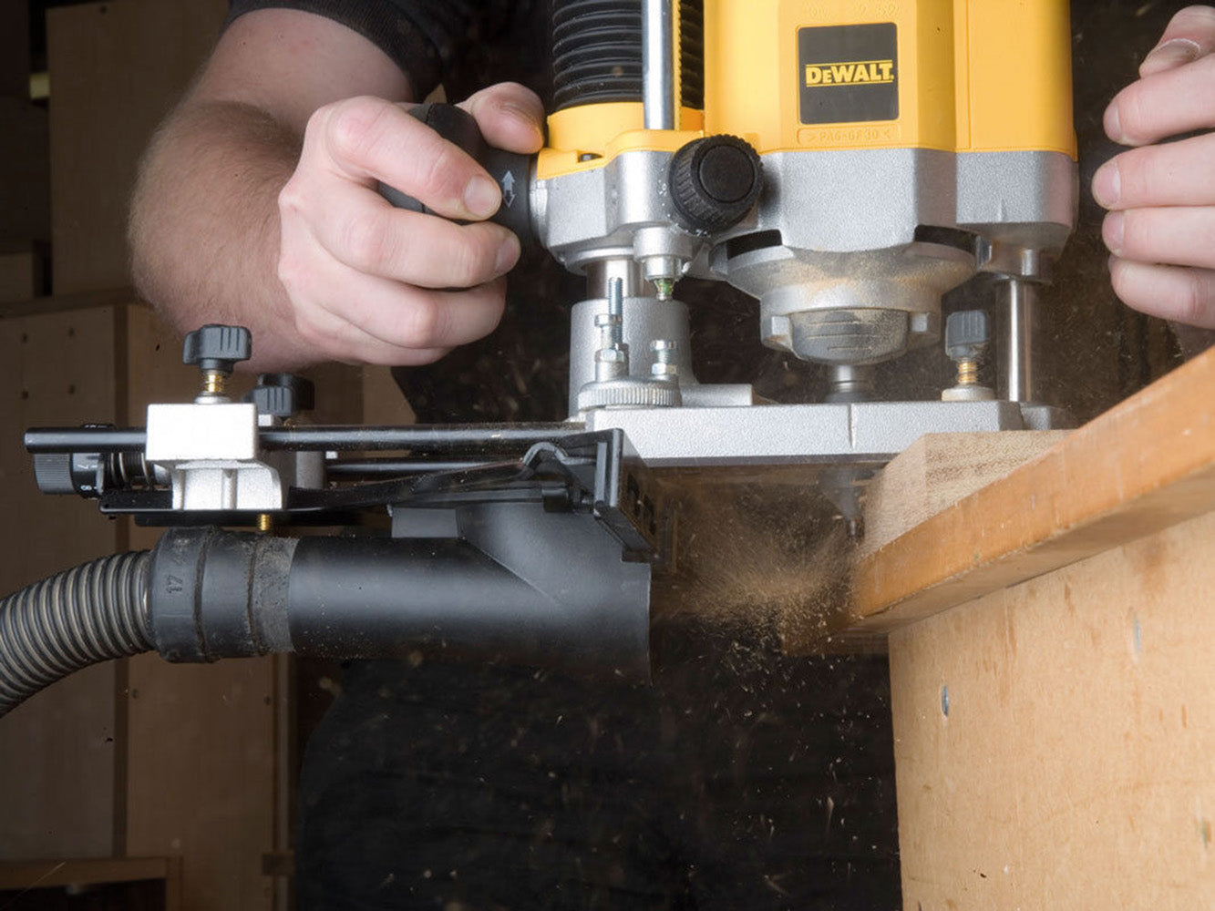 DeWALT DW621K Elektronik Oberfräse 1100W mit Koffer & Parallelanschlag