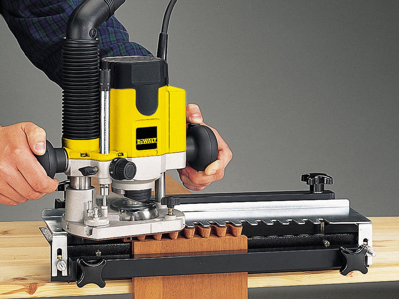 DeWALT DW621K Elektronik Oberfräse 1100W mit Koffer & Parallelanschlag