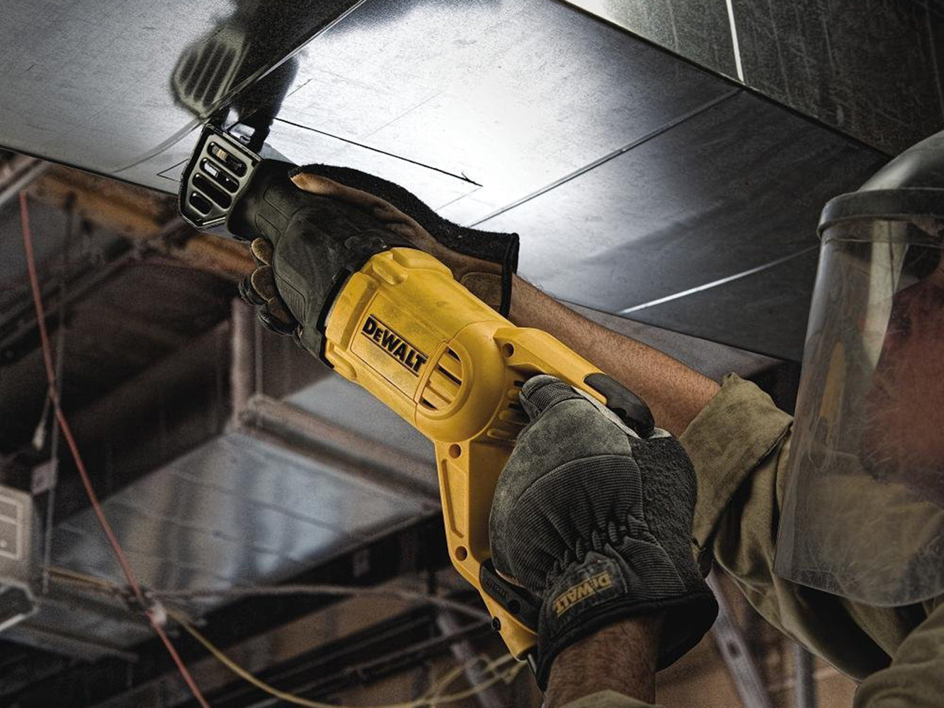 DeWalt DWE305PK Säbelsäge Tigersäge Reciprosäge Fuchsschwanz 1100W mit Koffer