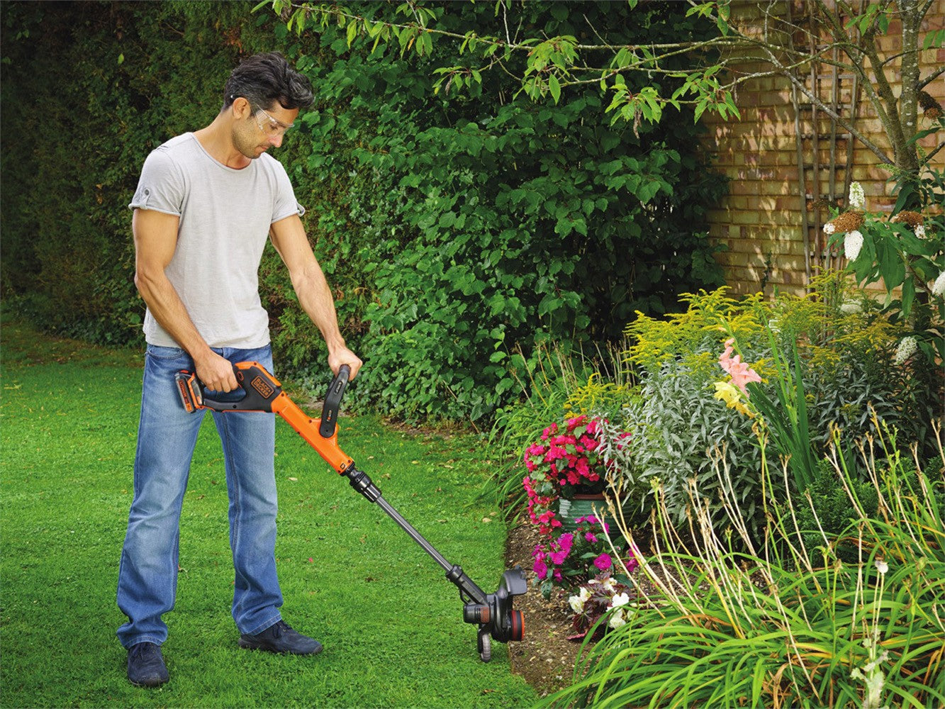 BLACK+DECKER STC1820PC Akku Rasentrimmer 28cm 18V 2Ah AFS automatischer Faden