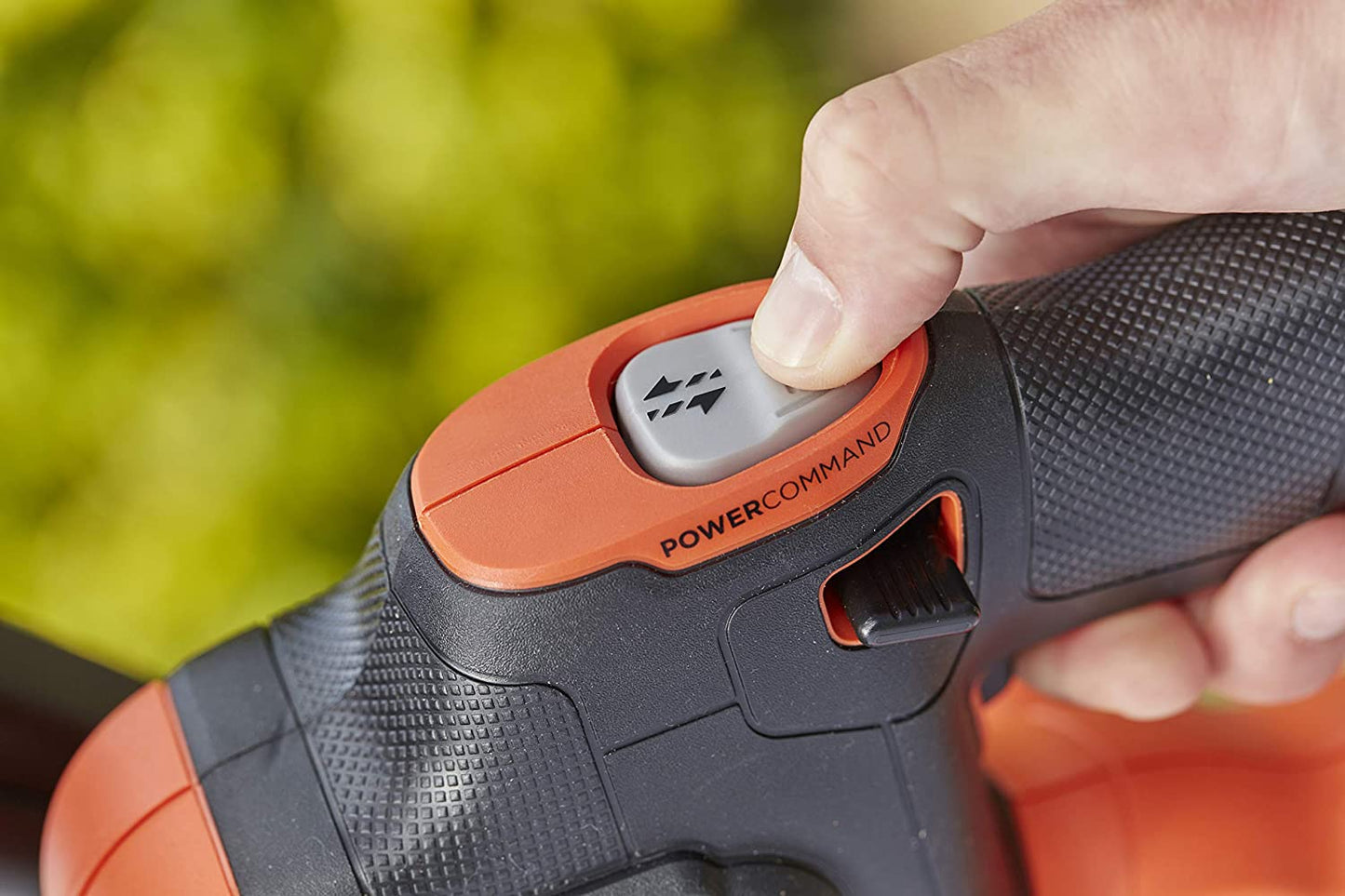 BLACK+DECKER BCHTS3625L1 Akku-Heckenschere POWERCOMMAND™ 36V - 2,5Ah Li-ion mit SAWBLADE™ Doppel Klinge 55cm