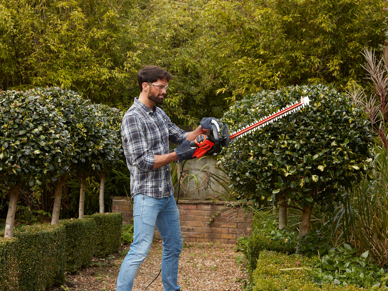 BLACK+DECKER BEHTS401 Elektro Heckenschere 500W mit 55cm Schwert