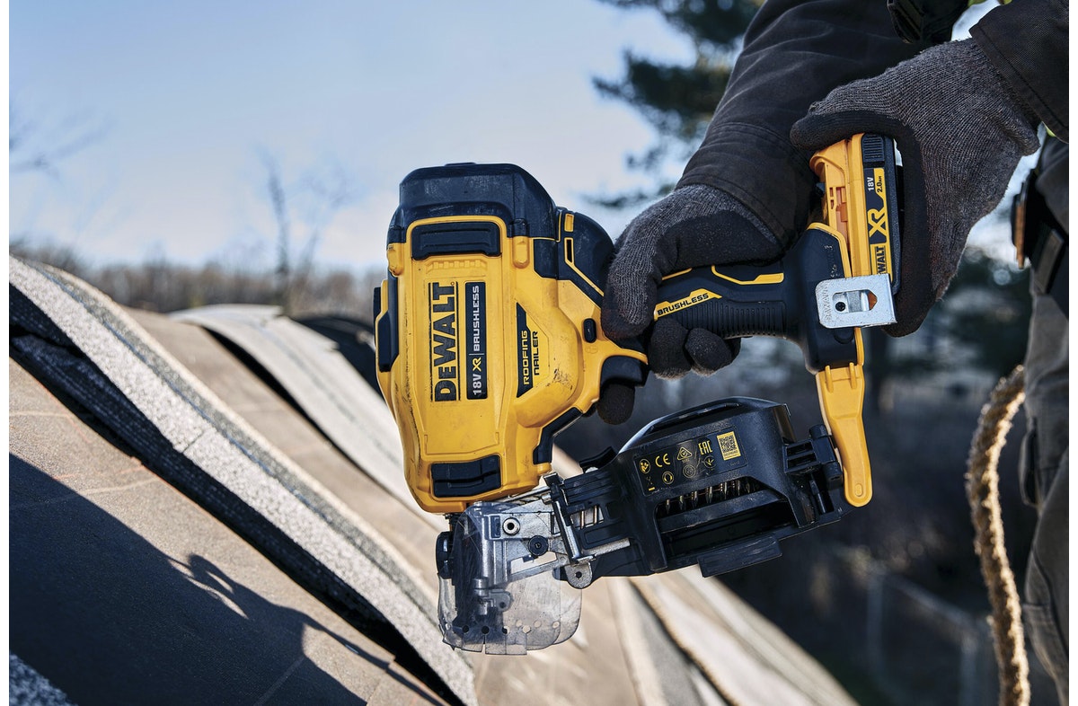 DeWALT DCN45RND2 Akku Dachpappennagler Nagler für Dachdecker bürstenlos 18V 2Ah Koffer TSTAK